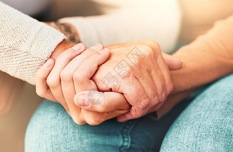 支持 信任和手 高级护理治疗或悲伤咨询会议 老人与照顾者之间的爱 关怀和理解 在需要心理健康的时候希望 同情和帮助图片