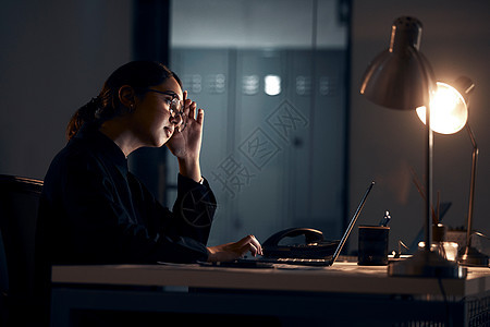 压力 笔记本电脑和女商务人士在夜间处理项目 规划报告和战略截止日期 倦怠 黑暗的办公室和疲惫的女工在办公桌前头痛 疲劳和思考想法图片
