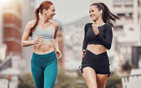 跑步女性 朋友和微笑在城市中一起锻炼 健康和强壮的身体 以便在早上进行团队合作 地铁中的女性训练组 跑步和锻炼团队 以提供支持 图片