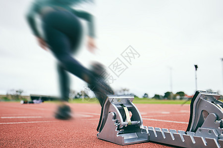 运动模糊 跑步和比赛开始块 运动员在体育场 人和速度 户外动作和健身 训练 跑步运动鞋和运动 在轨道上进行锻炼和有氧运动图片