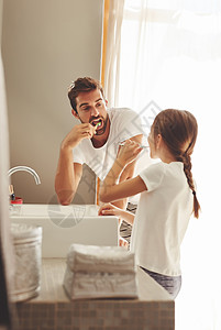 浴室 孩子就像这样……一个英俊的年轻人和他的小女儿在浴室里刷牙背景