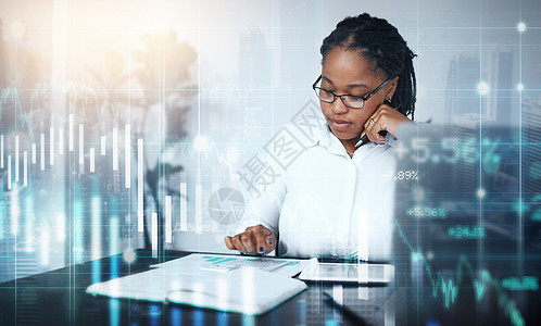 金融 覆盖或黑人女性 带有股票市场 加密货币或外汇投资策略的计算器 金融 全息或专注交易员交易或从事数据分析文书工作图片