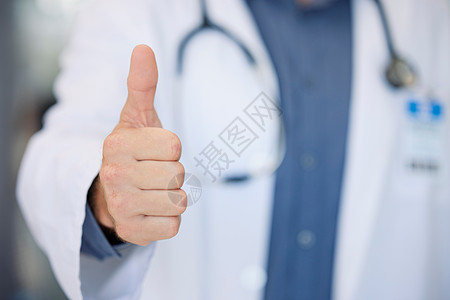 获胜者 成功者和医生在医院竖起大拇指以表示同意 成就或谢谢 医疗保健 心脏病学和专业医生批准 确定或在医疗保险事业中投票图片