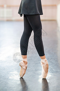 在舞蹈课上 穿着指尖鞋的芭蕾舞女图片