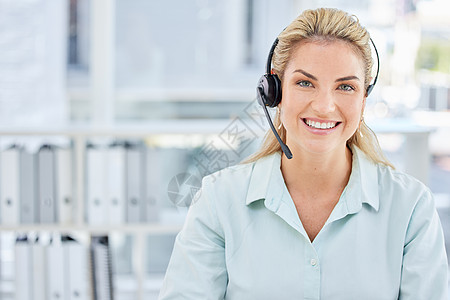 联系我们呢电话营销人员的呼叫中心 微笑和肖像 客户支持和 CRM 公司的顾问建议 在通信业务中在线联系我们 客户服务和员工咨询背景