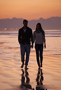 一对年轻情侣享受在海滩上浪漫的散步的摇篮曲 美梦成真了旅行女士亲热女朋友海洋拥抱房子环境黑发男性图片