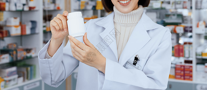 在合格的药店 对年轻和年轻的亚洲药剂师进行检查产品外套女性药剂学制药小样柜台冒充工作药品图片