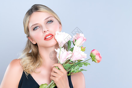 以鲜花做无瑕的化妆品 给年轻女人缝合图片