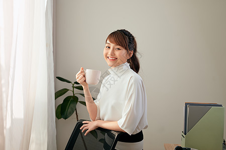喝咖啡的美丽的亚洲年轻女性青年人士商务女士管理人员上班族金融时间休闲商业窗户图片