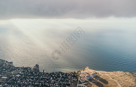 抽象的空中海夏季海洋日落自然背景 运动中水面上的小波浪与来自太阳的金色散景光模糊 假期 假期和娱乐概念 慢动作海浪辉光天空调子火图片