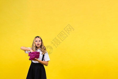 带着彩色铅笔和手拿着铅笔盒的快乐女学生书包童年学习辫子小学生幼儿园女孩微笑眼镜教科书图片