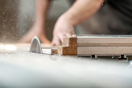 用于生产家具的切片切割板 在一张圆锯上作坊男人装修地板木匠桌子木板工具地面承包商图片