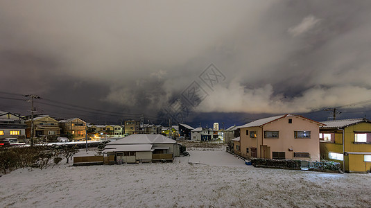 冬季夜晚暴风雨下 寒冬之夜有雪覆盖地的郊区房屋图片