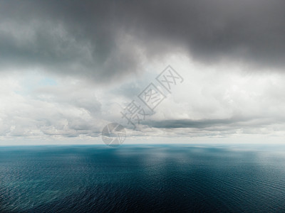 抽象的空中海夏季海洋日落自然背景 运动中水面上的小波浪与来自太阳的金色散景光模糊 假期 假期和娱乐概念 慢动作海浪晴天阳光水池天图片