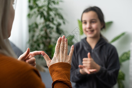 小白人少女在家里与有爱心的母亲或老师一起做发音练习 小孩发音与导师或教练交谈 一起参与语音发音妈妈医生治疗家庭疾病游戏专科护理家图片