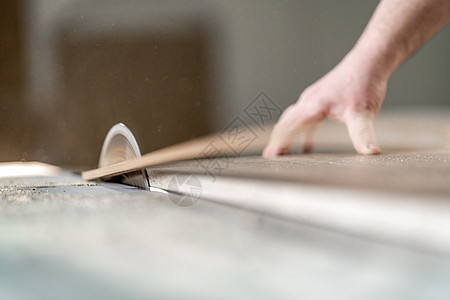 用于生产家具的切片切割板 在一张圆锯上作坊工人工具木地板房子建筑木匠地板职业地面图片