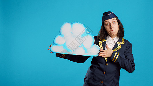 年轻空姐 展示云形广告牌图片