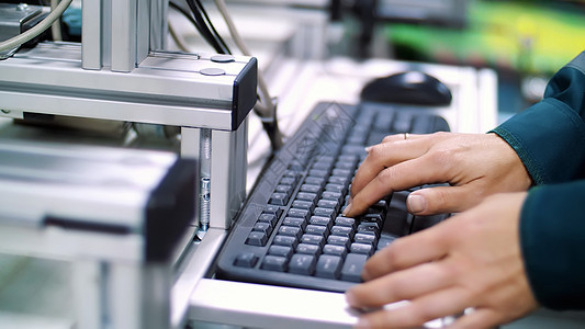 特写镜头 手在键盘上工作 一个企业 一个生产 一个车间的工人 通过计算机调节机械化过程的运行图片