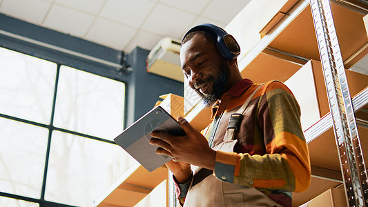 非裔美国人用平板电脑收听音乐的人图片