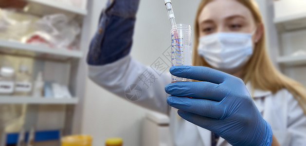 遗传生物技术实验室 分析用于测试的细胞培养物的分析 2000年蓝色化学家药品诊所文化科学家研究员微生物学管子盘子图片