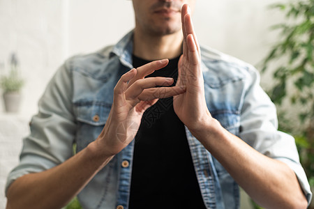 在白色背景上以手语显示手势的男子哑剧男性男人帮助耳朵微笑翻译药品口译员岩石图片