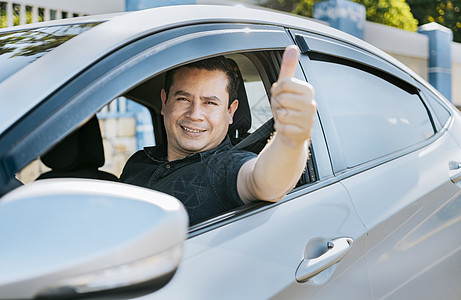 车里的人竖起大拇指 快乐司机竖起大拇指 满意的司机人现身拇指 满意车主的概念图片