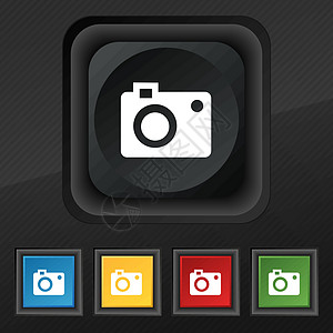 相机图标符号 在用于设计设计的黑色纹理上设置五个彩色 时髦的按钮 矢量图片