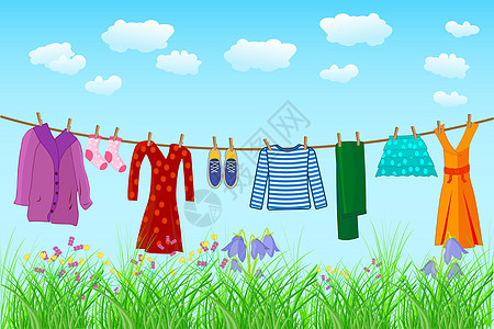 衣服挂在晾衣绳上 洗衣服挂在绳子上 在蓝天和草地背景上晾干图片