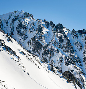 雪雪覆盖山岳和风景爬坡顶峰季节滑雪天空旅游旅行岩石首脑山脉图片