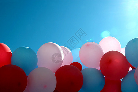 蓝色天空背景的多色气球Name A 图片