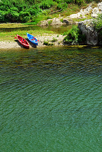 河岸上的Kayaks图片