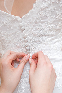 穿上婚纱 美丽的 时尚 流苏 帮助 扣子 浪漫 正装 新娘图片