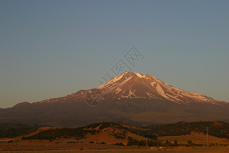 沙斯塔山 松树 秋天 国家的 和平 美丽的 成层火山图片