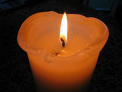 吹起大吹耀的美丽的蜡烛背景图片
