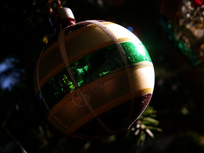 圣诞节装饰 气球 树装饰 华丽的树 圣诞节前夕 闪亮的 绿色的背景图片
