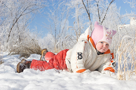 孩子在雪上图片