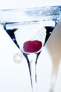 松莓马提尼 情人节 酒精 气泡 山莓 伏特加酒 玻璃图片