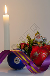 圣诞老人在烛光和圣诞节舞会上 基督教 蜡烛图片