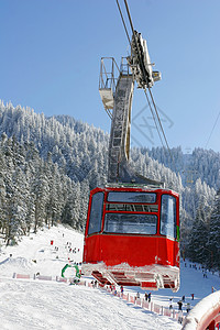 红电缆车 滑雪 云 天空 树 山脉 罗马尼亚 天气 十二月图片