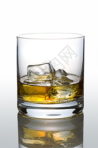 威士忌玻璃杯 品尝 麦芽 威士忌酒 白兰地 鸡尾酒 茶 冰块图片