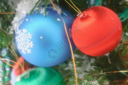 新年装饰 圣诞树 庆典 玩具 白色的 冬天 假期背景图片