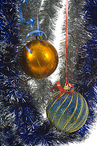 圣诞节装饰 丝带 假期 球 金子 白色的 礼物 红色的背景图片