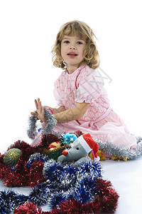 带着圣诞节装饰的美丽的小女孩 白色的 假期 装饰品图片