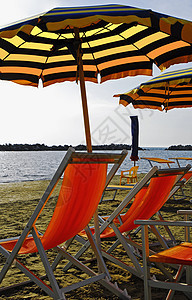 假期休假 娱乐 遮阳棚 遮阳伞 舒适 海洋 放松 日光浴床图片