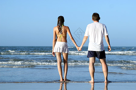 海滩上一对夫妇 女朋友 海岸线 夏天 放松 水 男人图片
