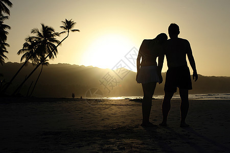沙滩上一对情侣 浪漫的 夏天 手掌 做梦 海 男朋友 比基尼图片