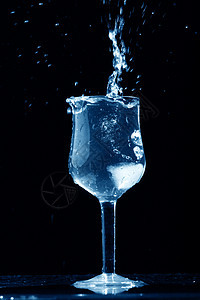 酒精喷洒 喝 液体 水 玻璃 杜松子酒 干燥 波纹图片
