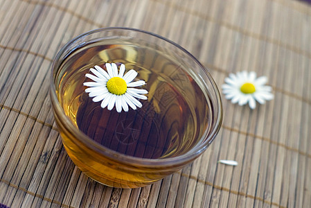 一杯草药茶 美丽的 叶子 新鲜 热的 美丽 玛格丽特 春天图片