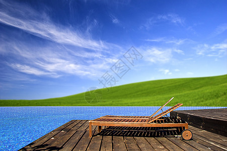 美丽的户外空间 天空 夏天 温泉 风景 农场 院子 水图片
