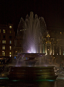 夜间喷泉背景图片